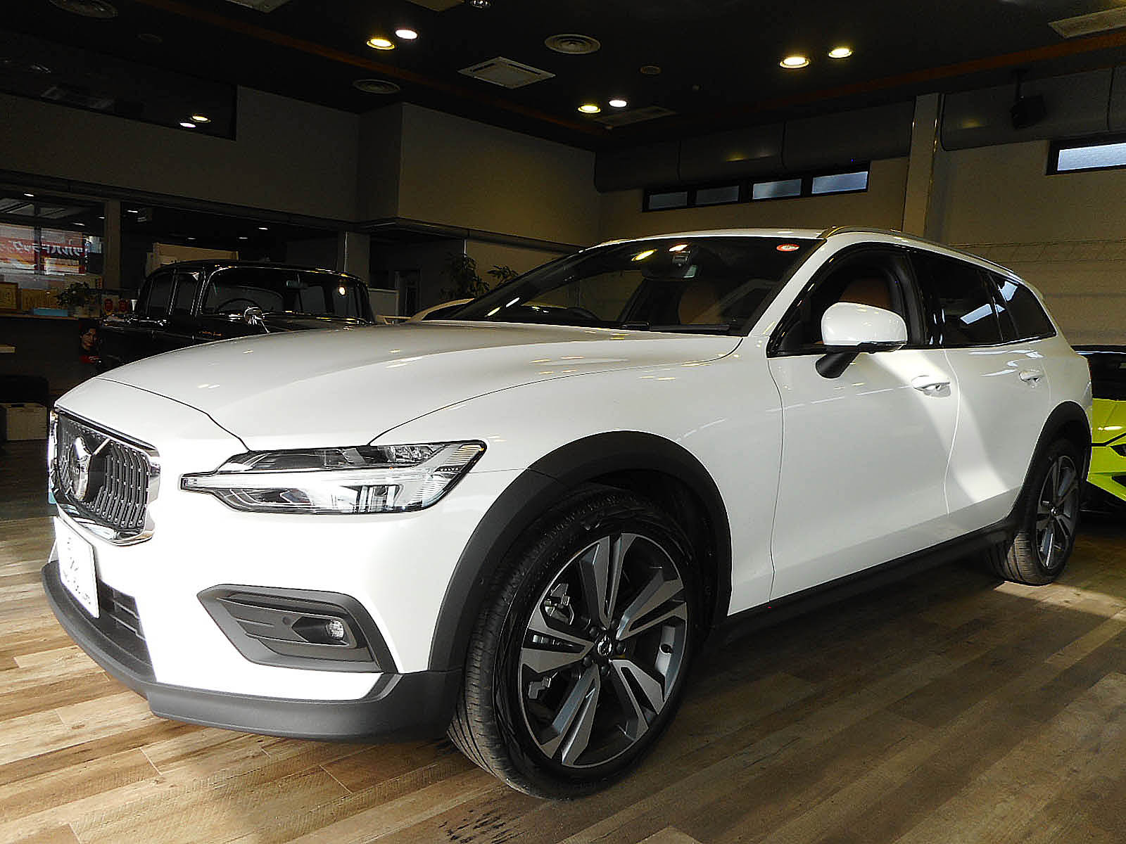 <入庫情報>R7年 ボルボV60クロスカントリー ウルトラB5 AWD